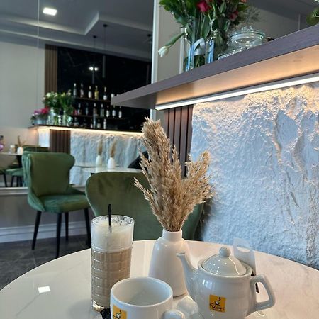 Coliseum Hotel Calafat Bagian luar foto