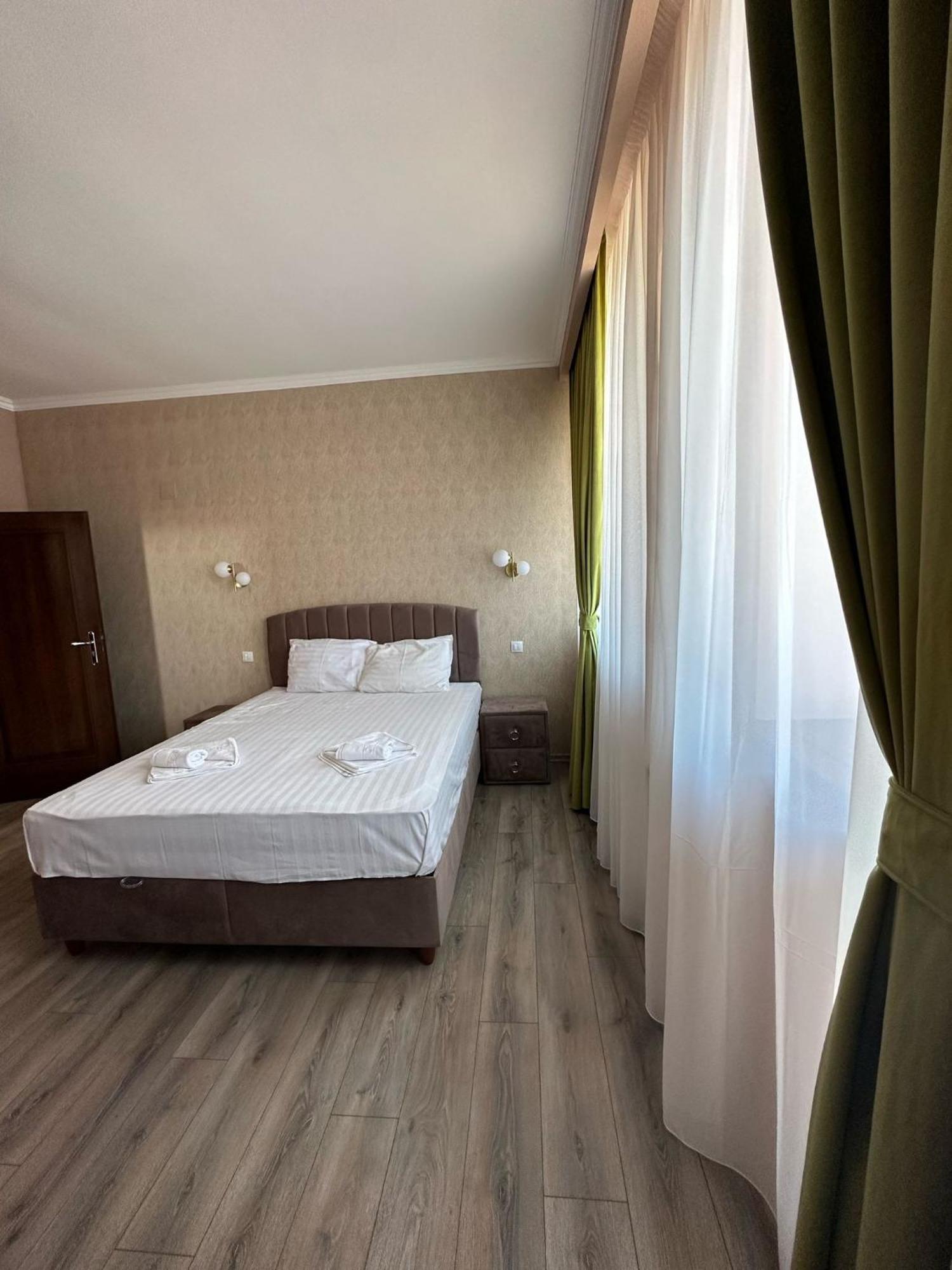 Coliseum Hotel Calafat Bagian luar foto