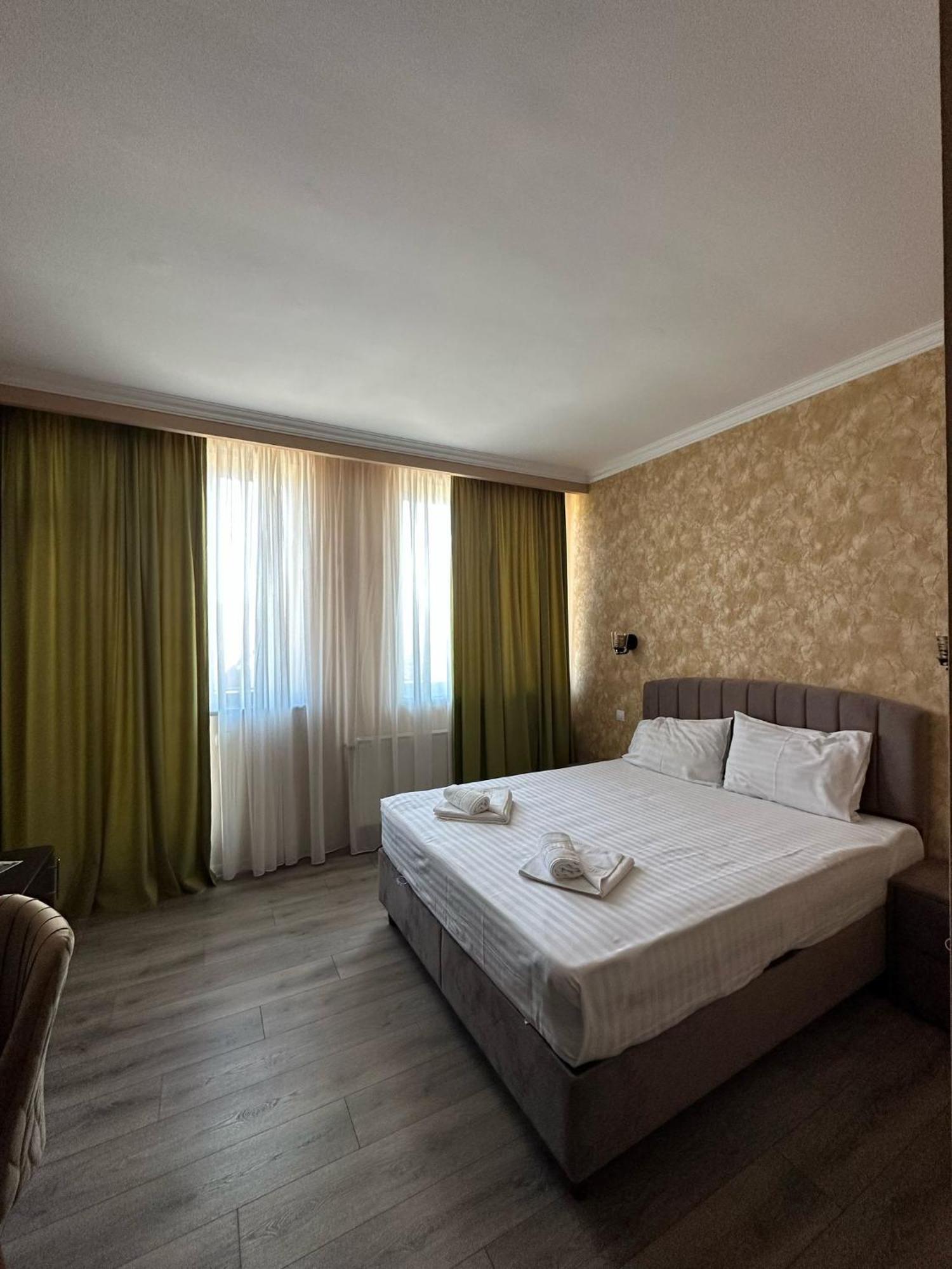 Coliseum Hotel Calafat Bagian luar foto